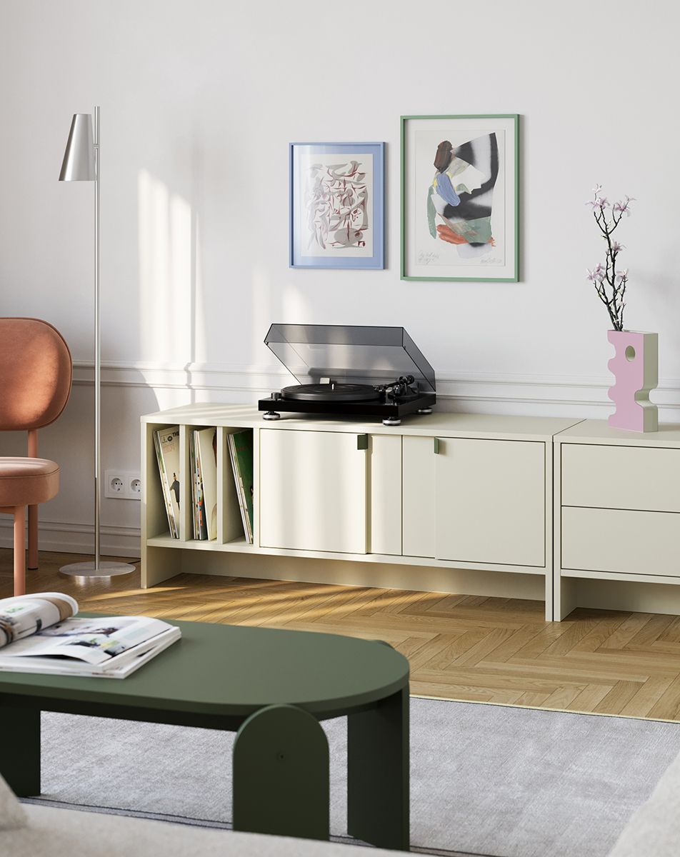Vinylová RTV skrinka LAY08
Farba: Mliečna cesta
Farba prednej strany: Milky Way
Rukoväť: LAYERS 42 rukoväť Cypress green
