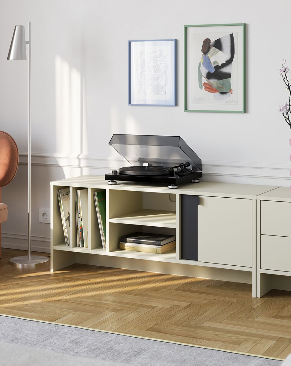 Vinylová RTV skrinka LAY07
Farba: Mliečna cesta
Farba prednej strany druhej vrstvy: Deep Basalt
Rukoväť: LAYERS 42 rukoväť Deep Basalt